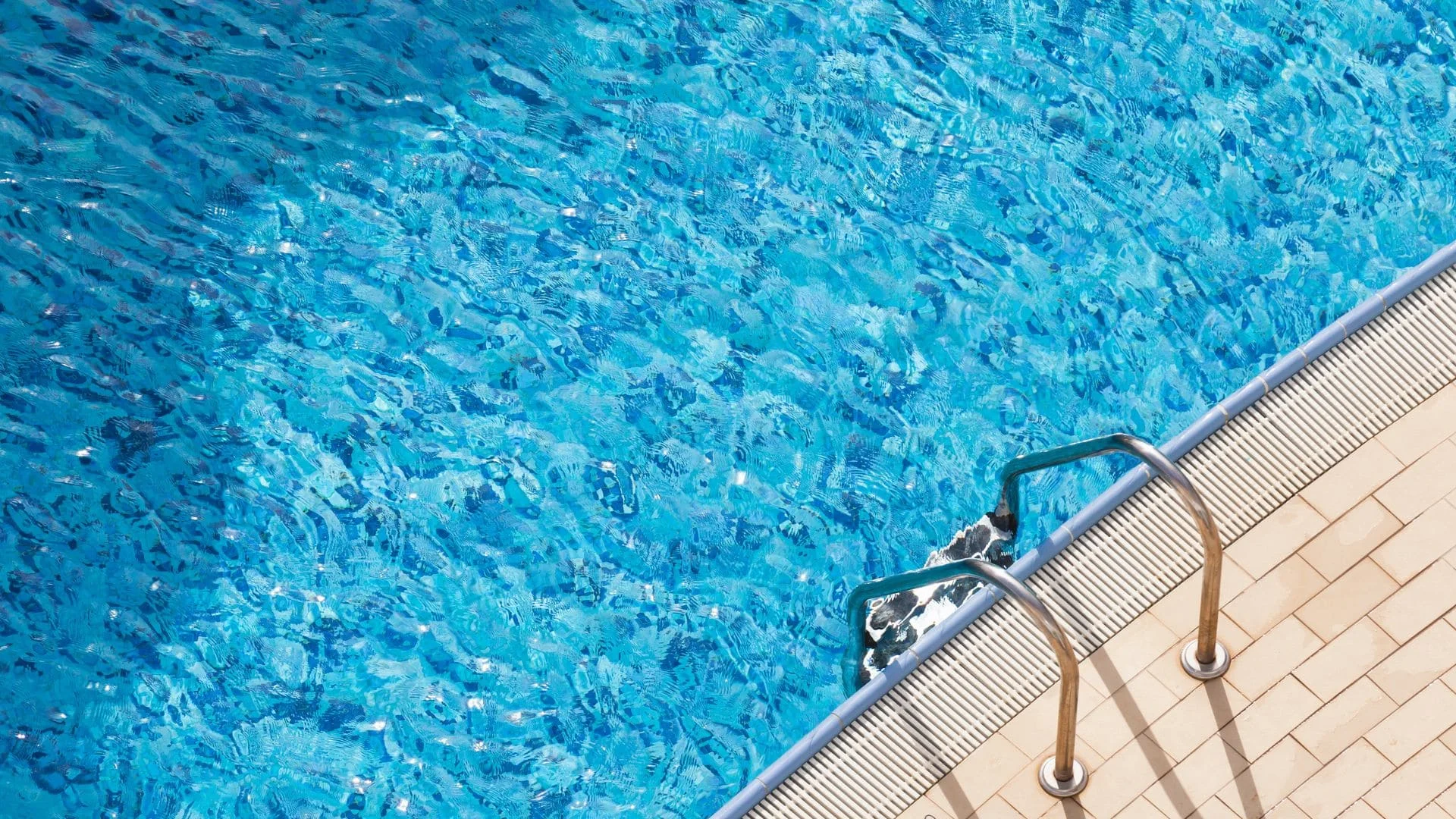 Piscina comunitaria en Tenerife para gestión y mantenimiento